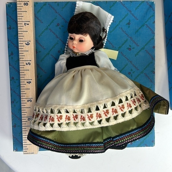 Vintage Madame Alexander “Italy” Collector Doll 553 in Box - Picture 9 of 13
